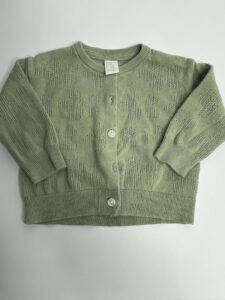 Strickjacke mit Blumen-Lochstrickmuster