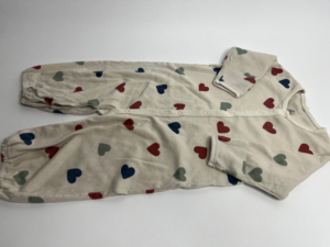 Fußloser Baby-Strampler mit Herzmotiv