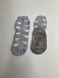 Stoppersocken mit Schäfchen-Motiv