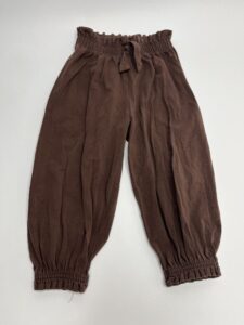 Hose mit elastischen Bündchen an Bauch und Beinen