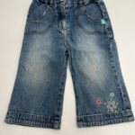 Jeanshose mit Blumen-Applikation
