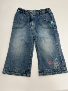 Jeanshose mit Blumen-Applikation
